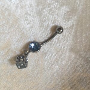 Navelsmycke med hänge - med tärning